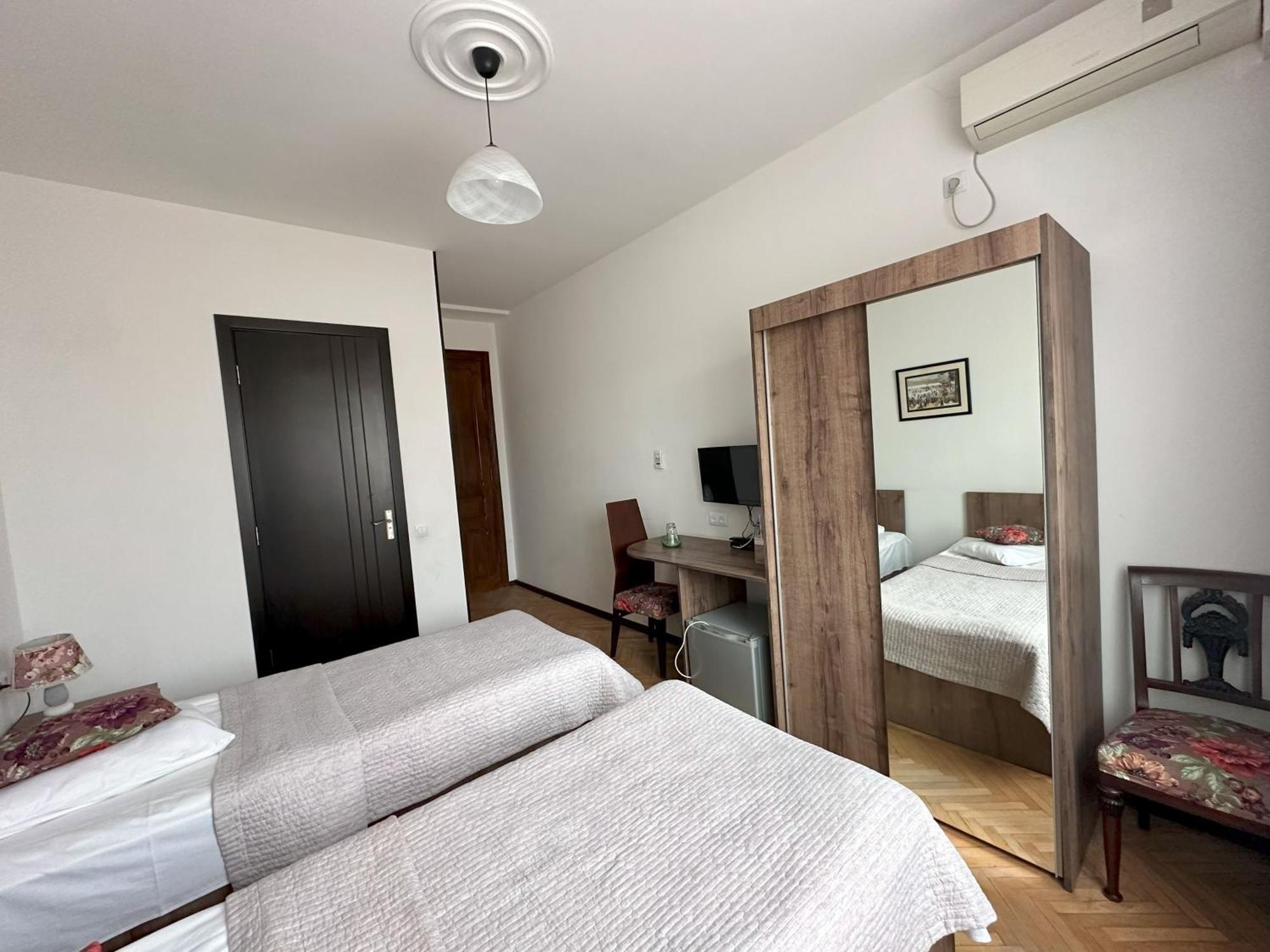 Hotel Home Тбилиси Екстериор снимка